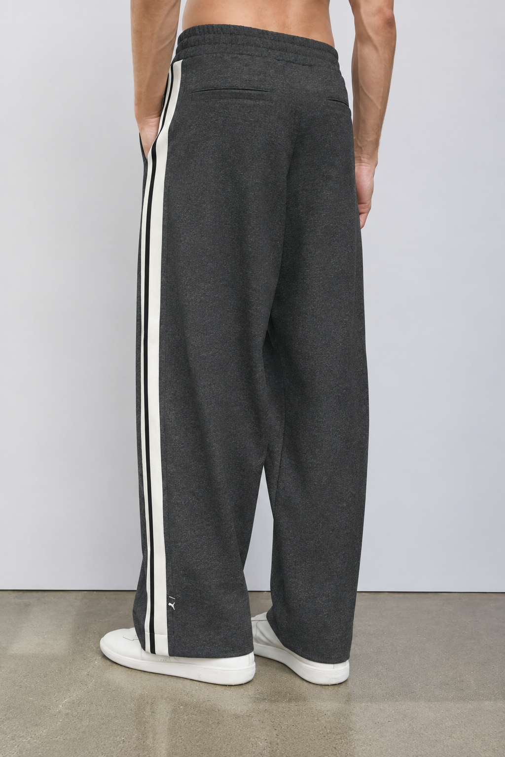 Vista posteriore del pantalone grigio antracite mélange