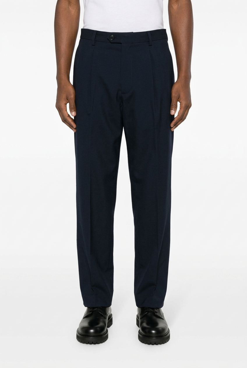 Pantaloni blu navy, vista frontale indossata