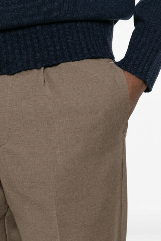 Pantaloni tortora, dettaglio tasca